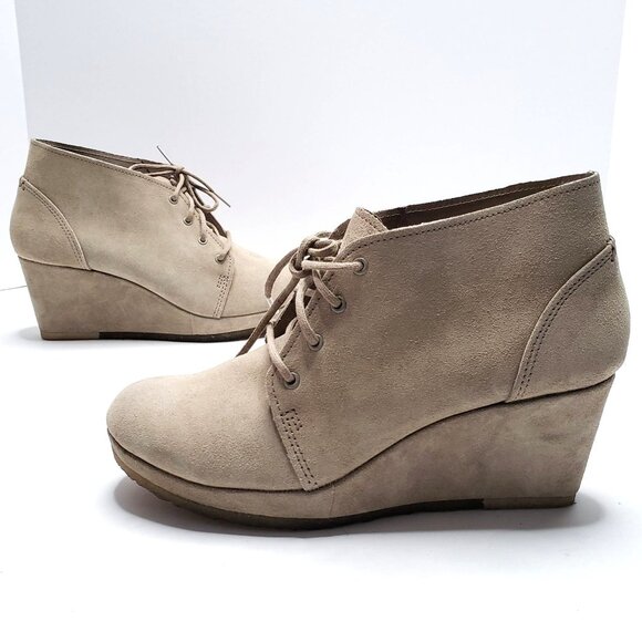 Clarks Lace Up Ankle Bootie 9.5 Tan Crepe Sole Platform Desert Wedge Boot - Picture 1 of 12